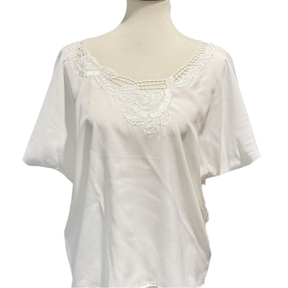 Floral Cutwork White Short Sleeved Forever 21 Top, size L, Feminine Blouse